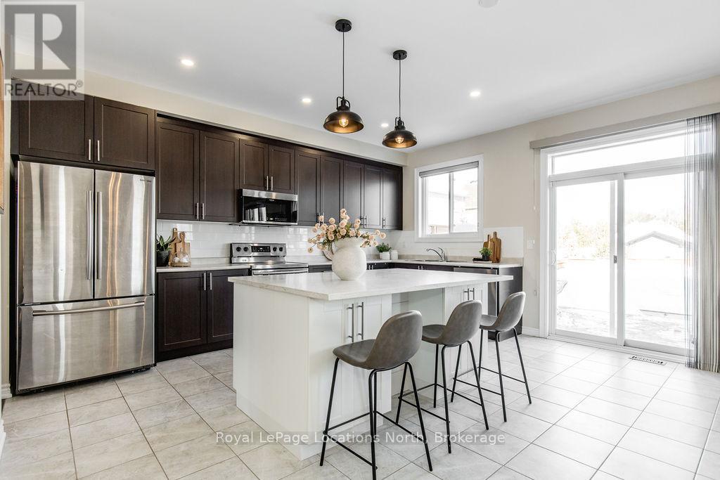 13 Academy Avenue, Wasaga Beach, Ontario  L9Z 0G9 - Photo 5 - S12163660
