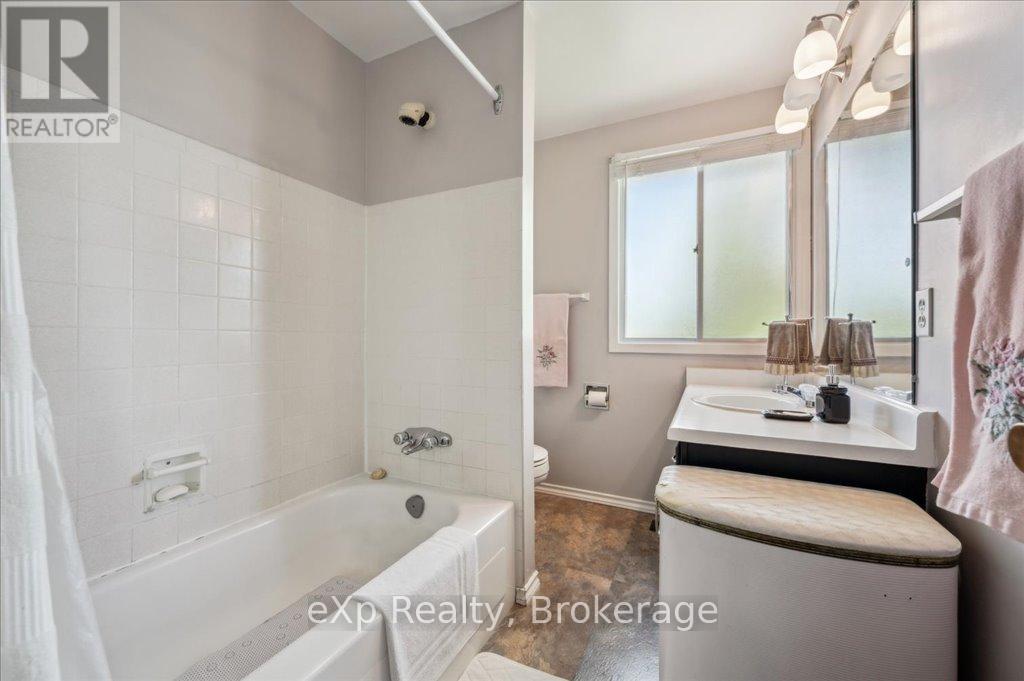 133 Ingleside Drive, Kitchener, Ontario  N2M 2G9 - Photo 12 - X12164580