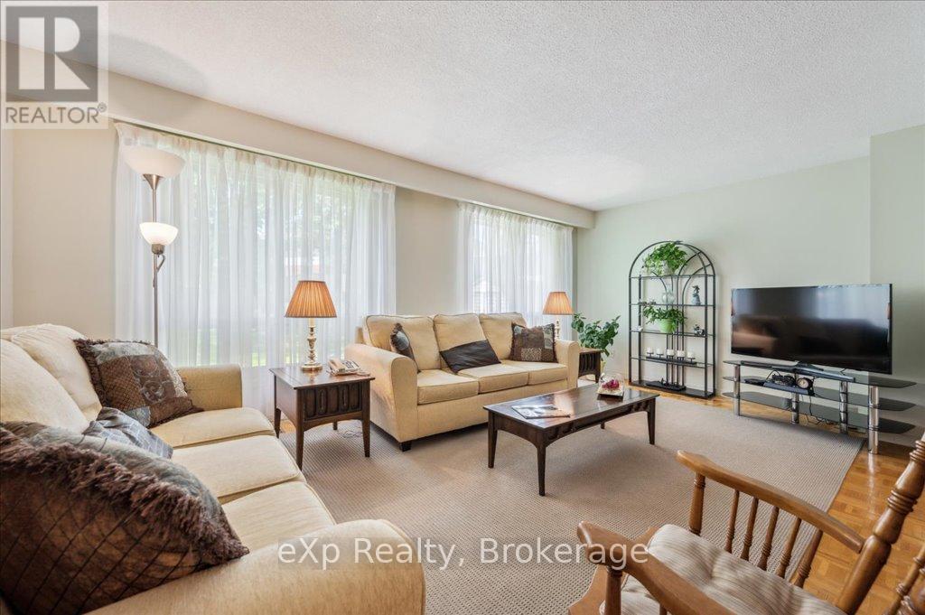 133 Ingleside Drive, Kitchener, Ontario  N2M 2G9 - Photo 5 - X12164580