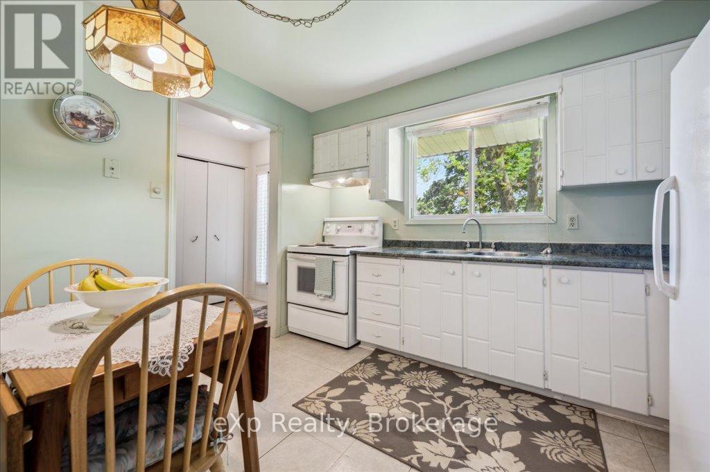 133 Ingleside Drive, Kitchener, Ontario  N2M 2G9 - Photo 7 - X12164580