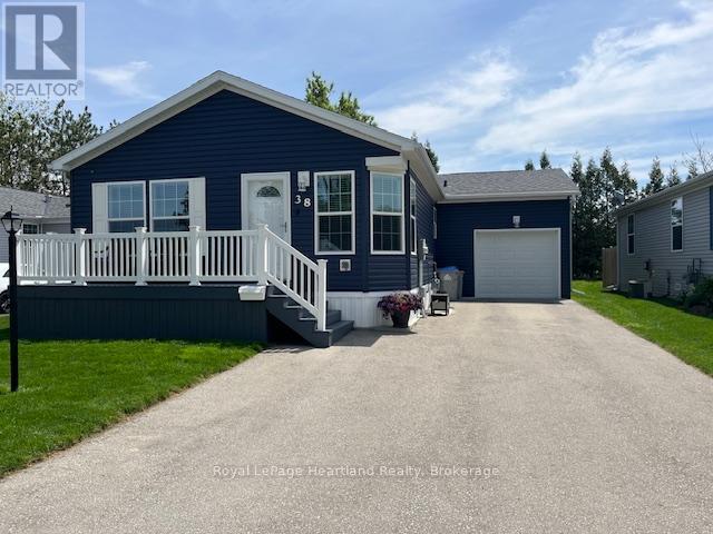 38 Bond Street, Strathroy-Caradoc, Ontario  N7G 0C5 - Photo 1 - X12165251