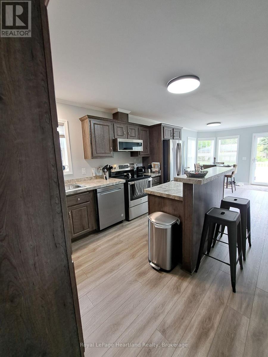 38 Bond Street, Strathroy-Caradoc, Ontario  N7G 0C5 - Photo 4 - X12165251