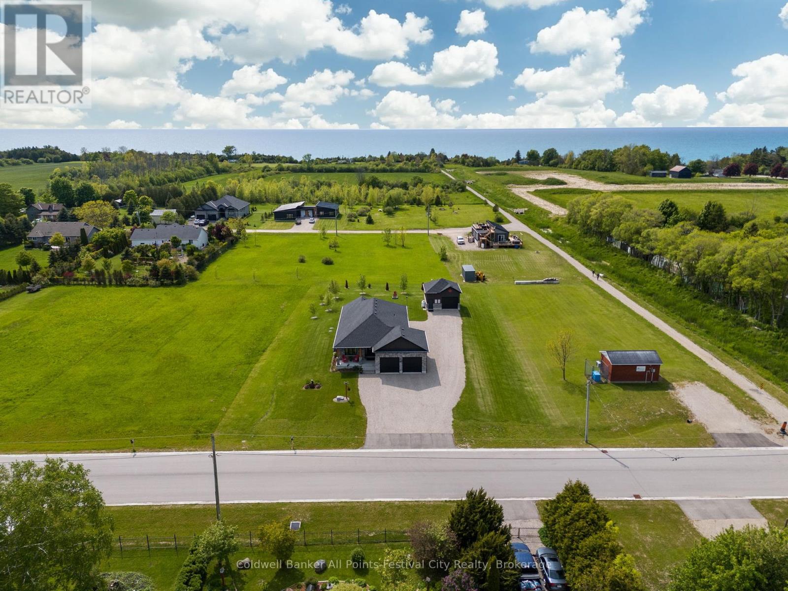 33 Wellington Street S, Ashfield-Colborne-Wawanosh, Ontario  N7A 3X9 - Photo 2 - X12168547