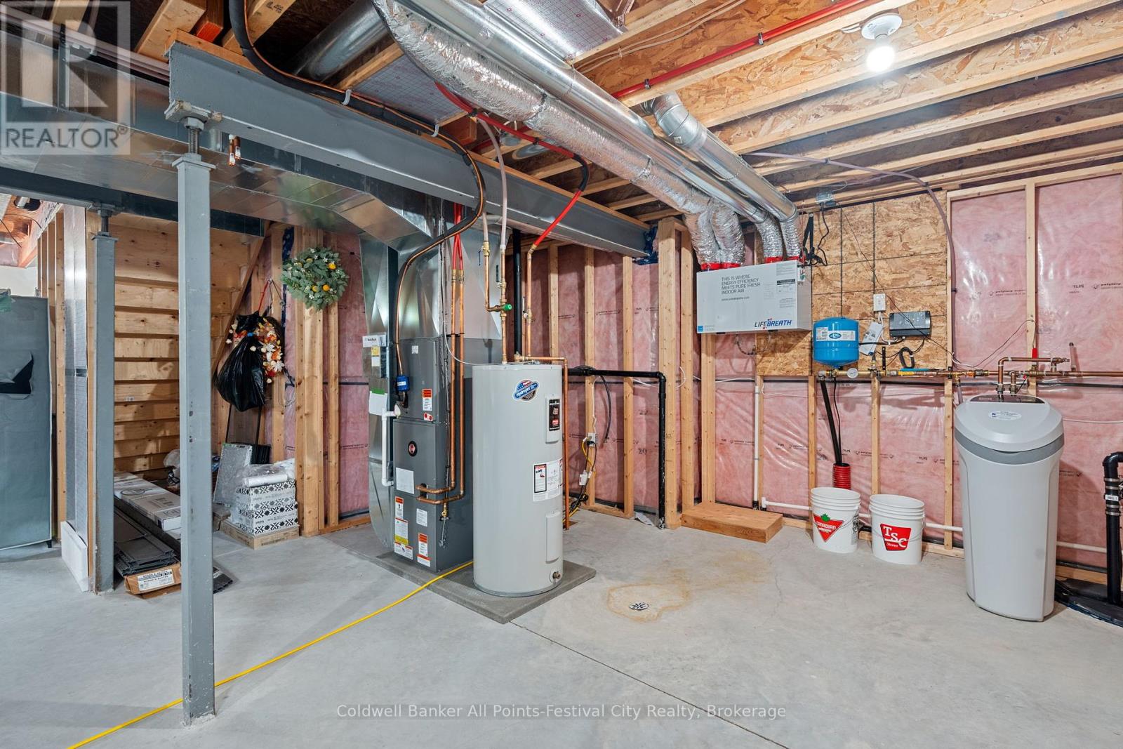 33 Wellington Street S, Ashfield-Colborne-Wawanosh, Ontario  N7A 3X9 - Photo 27 - X12168547