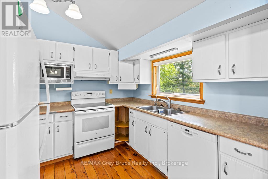 123 Graham's Hill Road, Georgian Bluffs, Ontario  N0H 2T0 - Photo 14 - X12168754