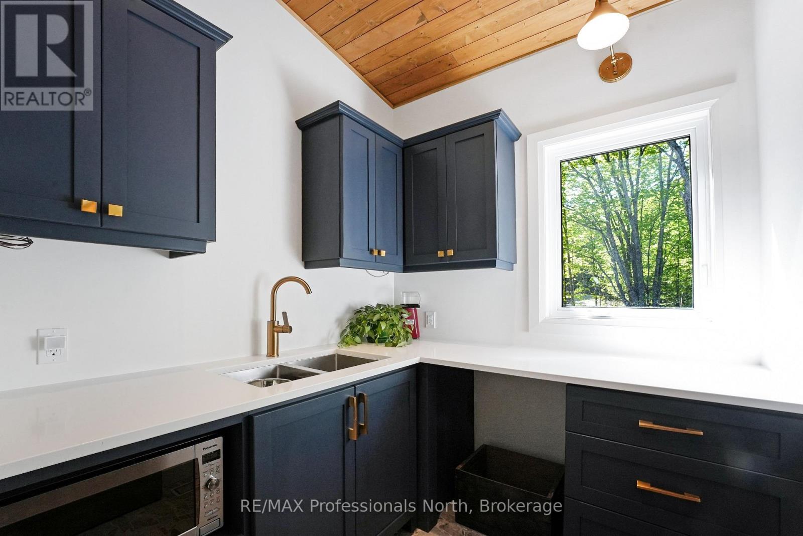 1041 Minaki Lane, Minden Hills, Ontario  K0M 2K0 - Photo 30 - X12168862