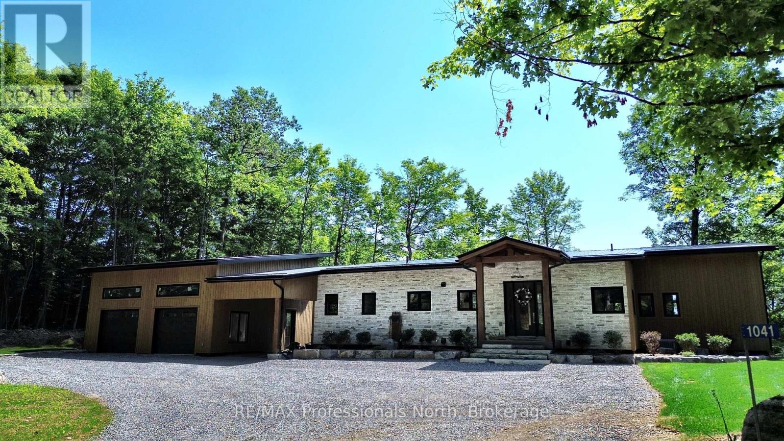 1041 Minaki Lane, Minden Hills, Ontario  K0M 2K0 - Photo 5 - X12168862