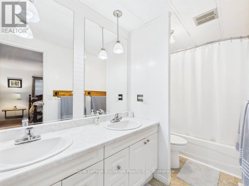 112 Huron Road, Huron-Kinloss, Ontario  N0G 2R0 - Photo 12 - X12171537