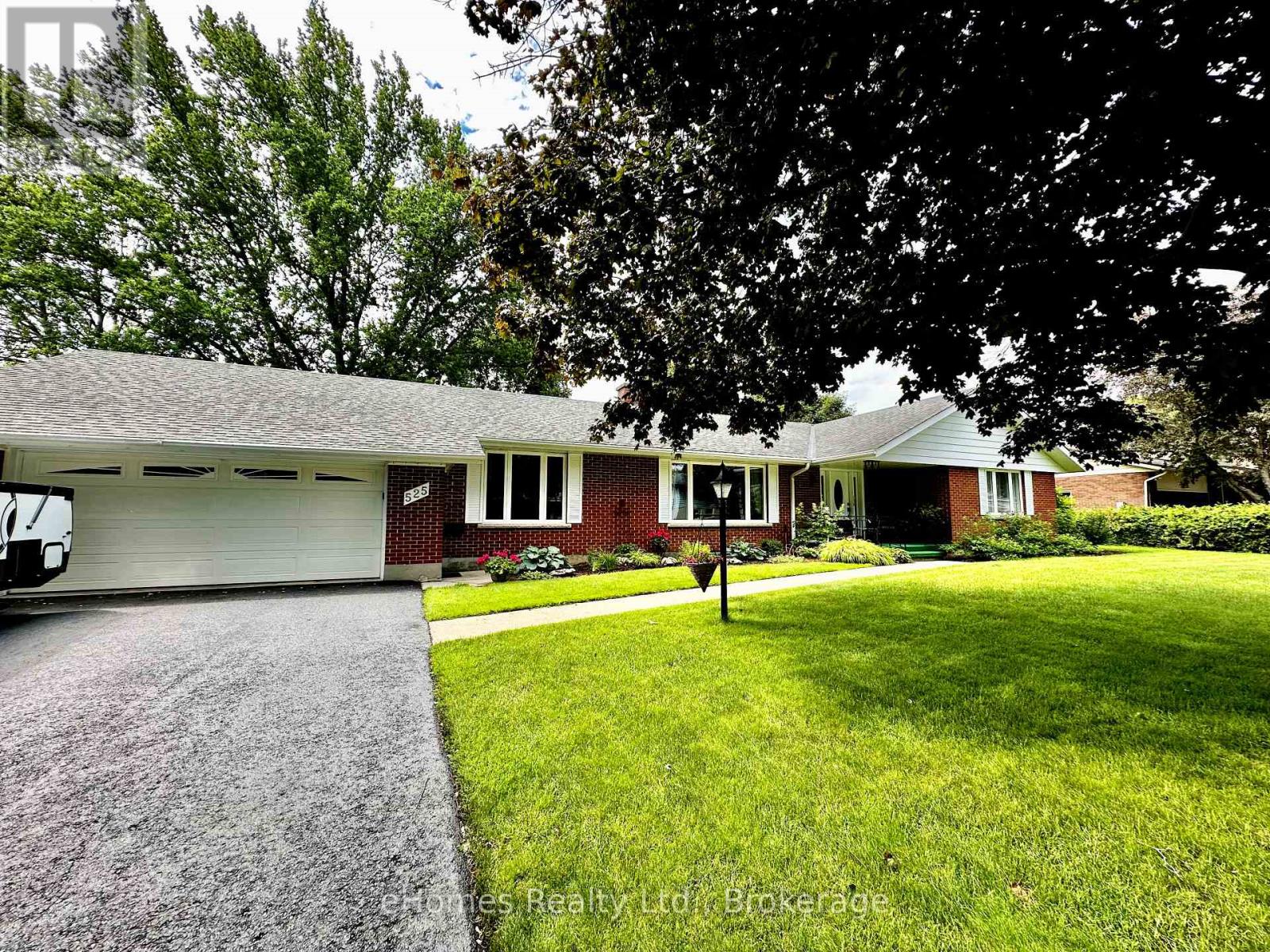 525 4th A Street W, Owen Sound, Ontario  N4K 6A4 - Photo 2 - X12171664