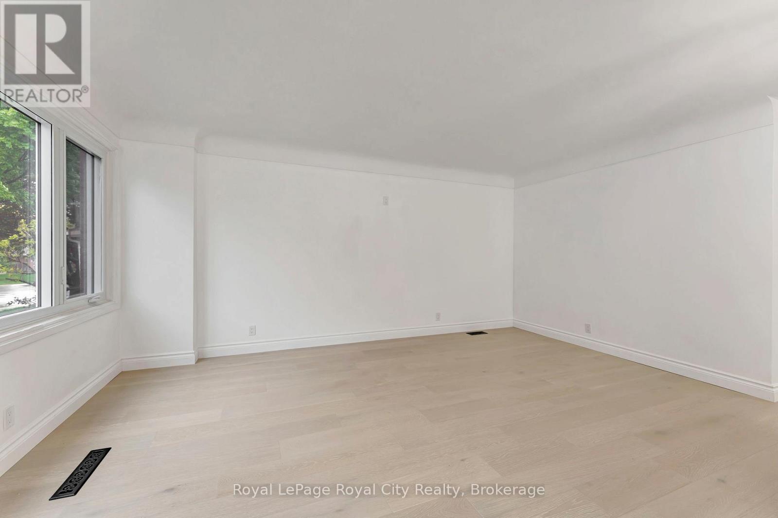 379 East 27th Street, Hamilton, Ontario  L8V 3H1 - Photo 12 - X12172974