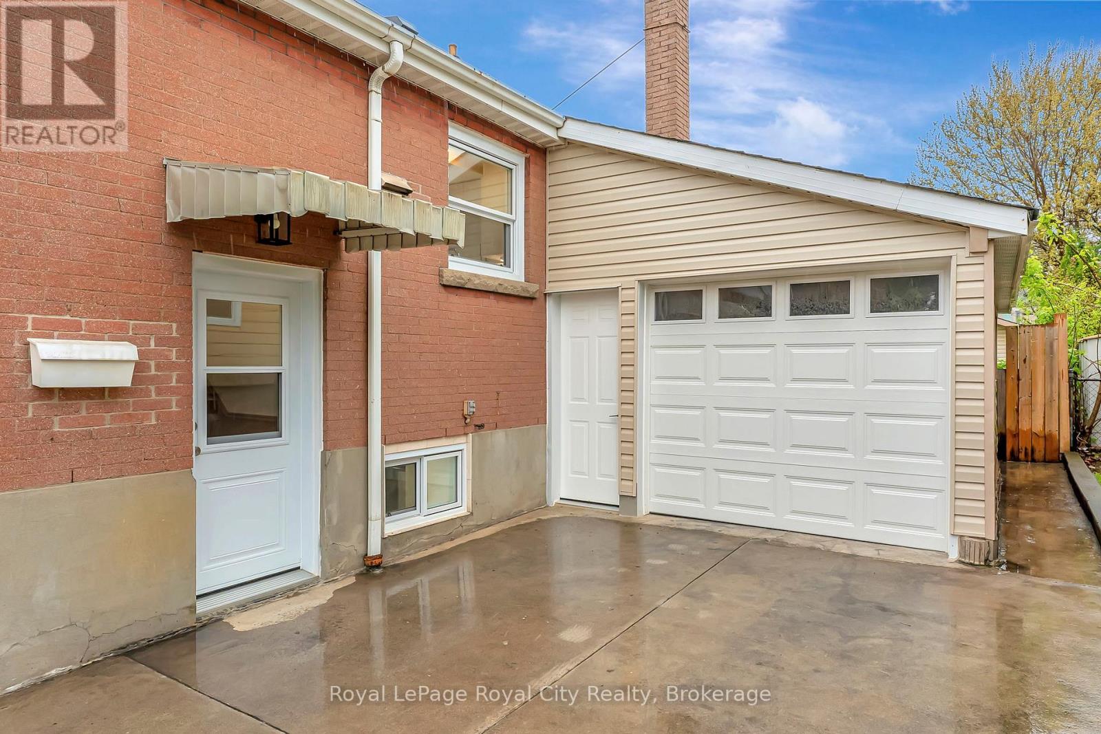 379 East 27th Street, Hamilton, Ontario  L8V 3H1 - Photo 3 - X12172974