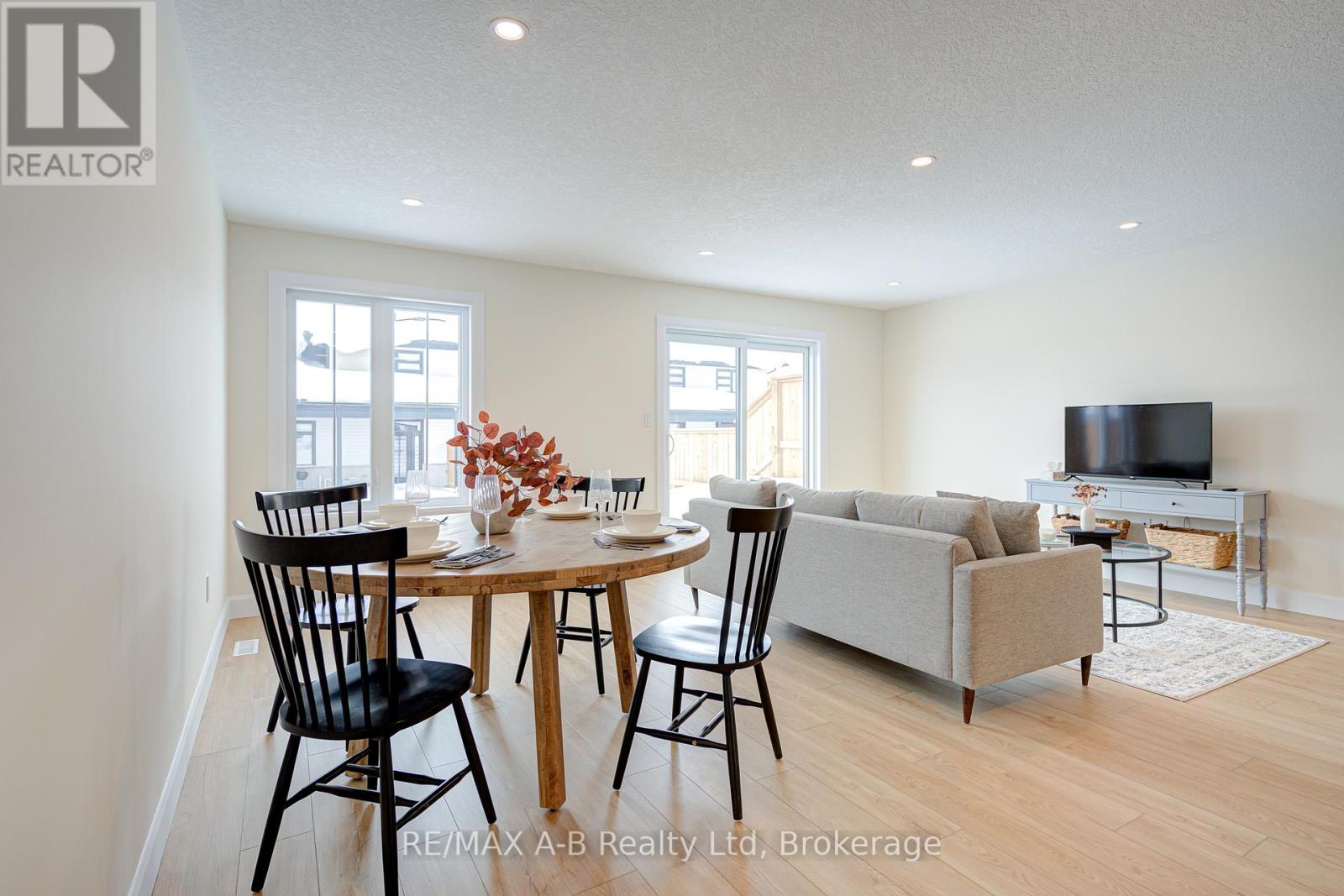 28 Linda Drive, Huron East, Ontario  N0K 1W0 - Photo 11 - X12175304