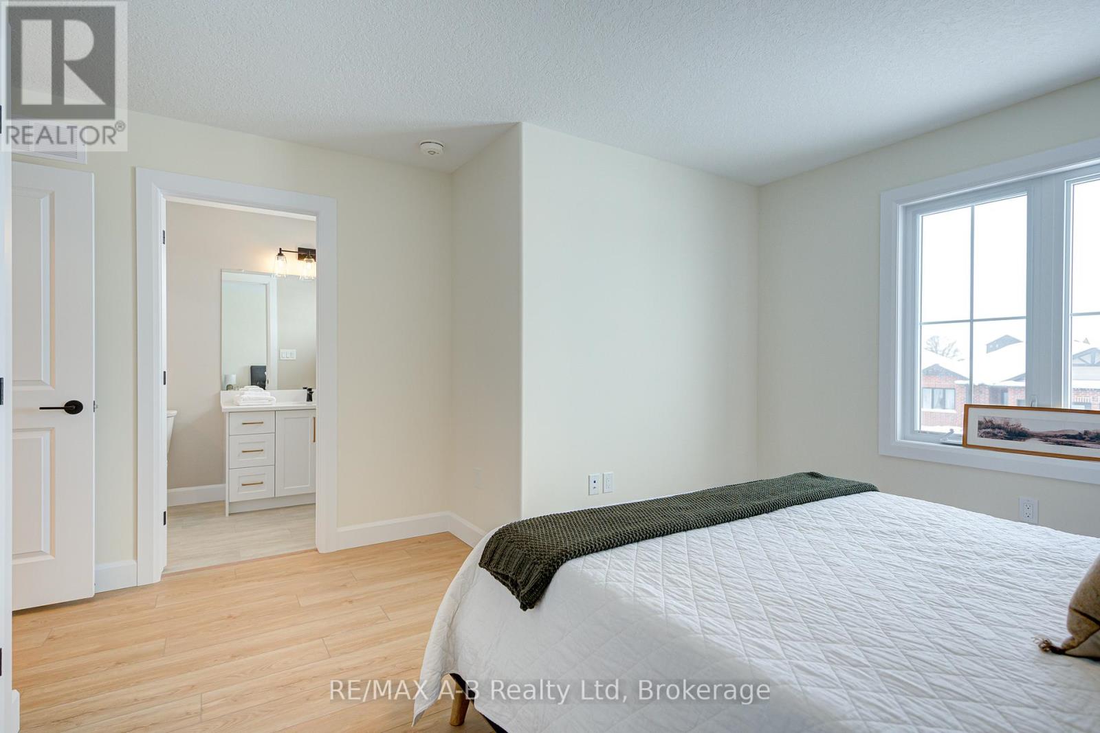 28 Linda Drive, Huron East, Ontario  N0K 1W0 - Photo 18 - X12175304