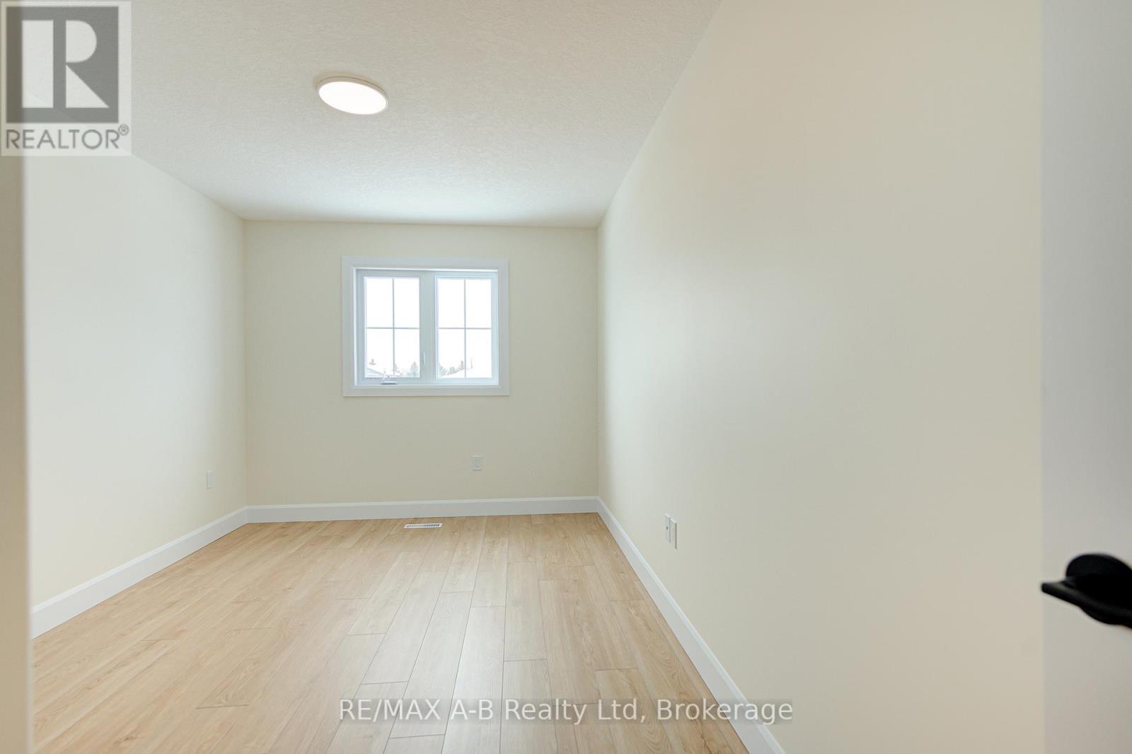 28 Linda Drive, Huron East, Ontario  N0K 1W0 - Photo 23 - X12175304