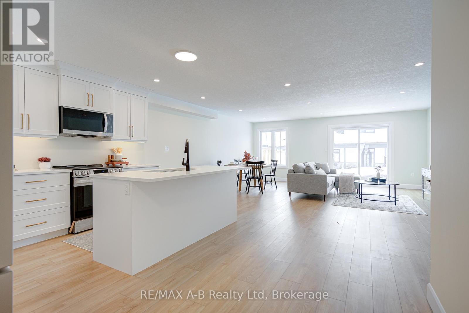 28 Linda Drive, Huron East, Ontario  N0K 1W0 - Photo 4 - X12175304