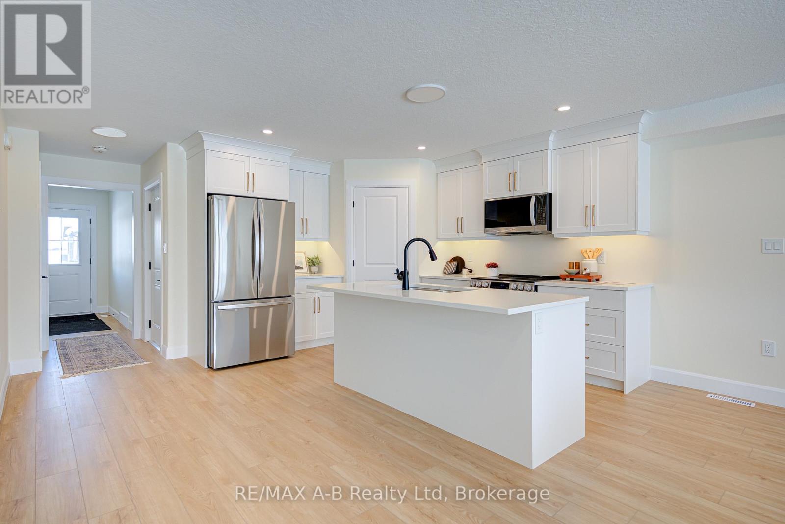 28 Linda Drive, Huron East, Ontario  N0K 1W0 - Photo 5 - X12175304