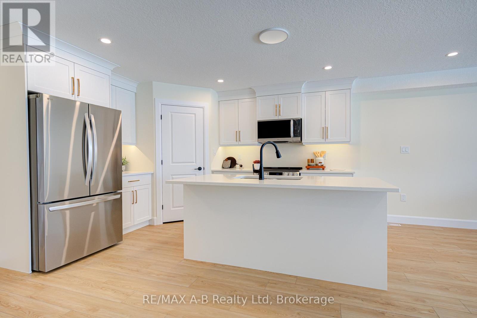 28 Linda Drive, Huron East, Ontario  N0K 1W0 - Photo 6 - X12175304