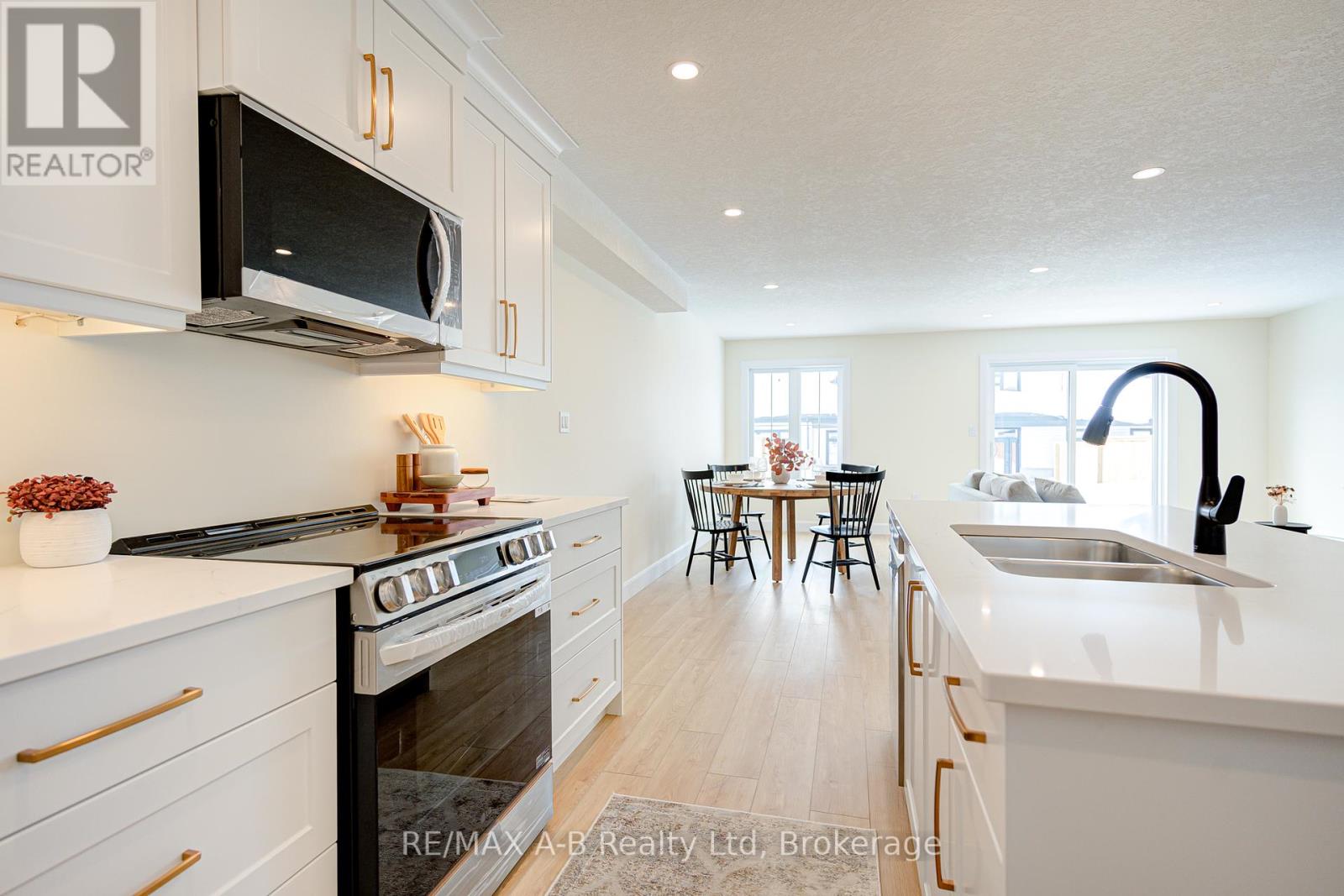 28 Linda Drive, Huron East, Ontario  N0K 1W0 - Photo 9 - X12175304