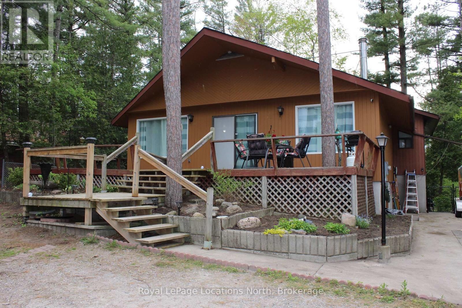 30 Earl Street, Wasaga Beach, Ontario  L9Z 2M6 - Photo 2 - S12176337
