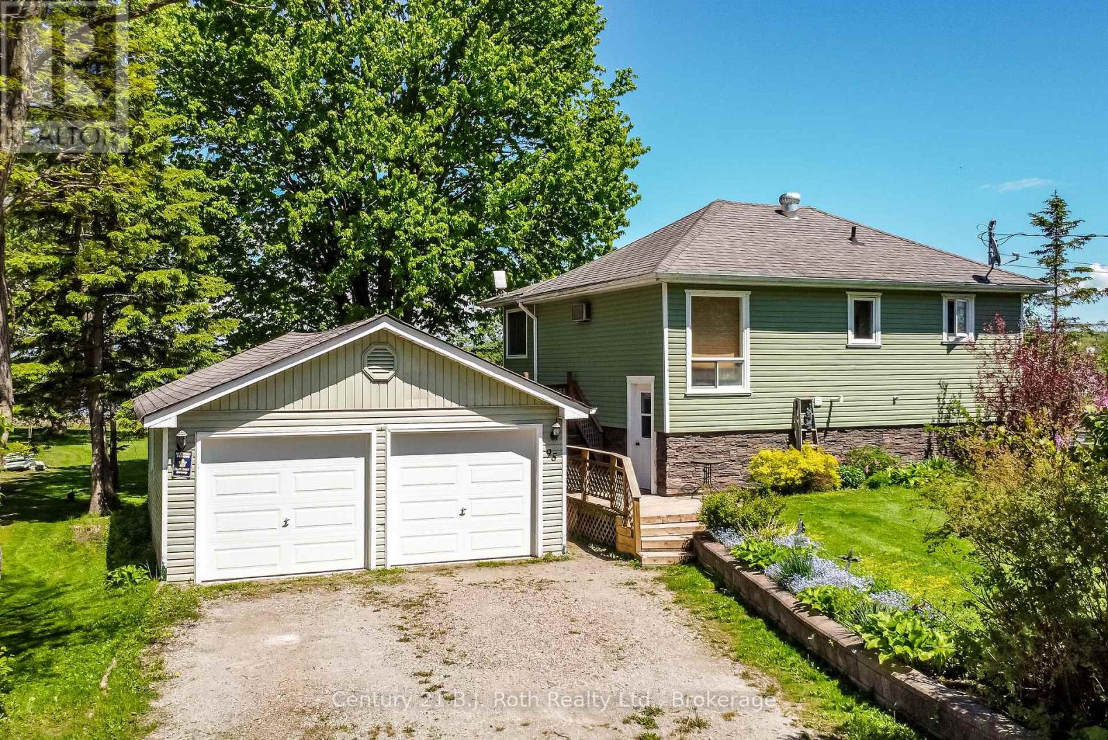95 Maskinonge Road, Tay, Ontario  L0K 2A0 - Photo 5 - S12177209