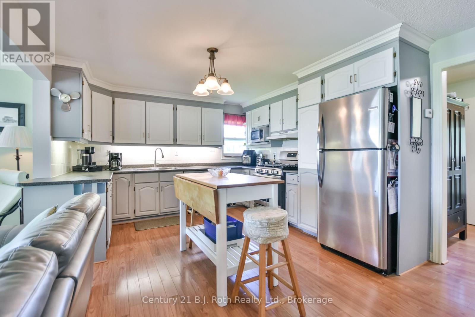 95 Maskinonge Road, Tay, Ontario  L0K 2A0 - Photo 6 - S12177209