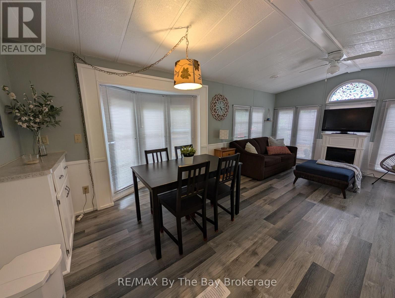 210 - 85 Theme Park Drive N, Wasaga Beach, Ontario  L9Z 1X7 - Photo 8 - S12180773
