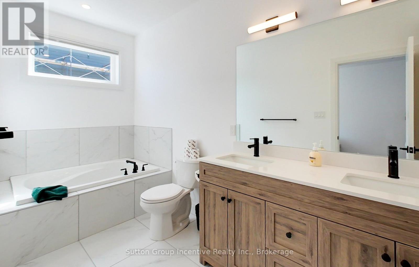 130 Arlberg Crescent, Blue Mountains, Ontario  L9Y 0M1 - Photo 11 - X12181397