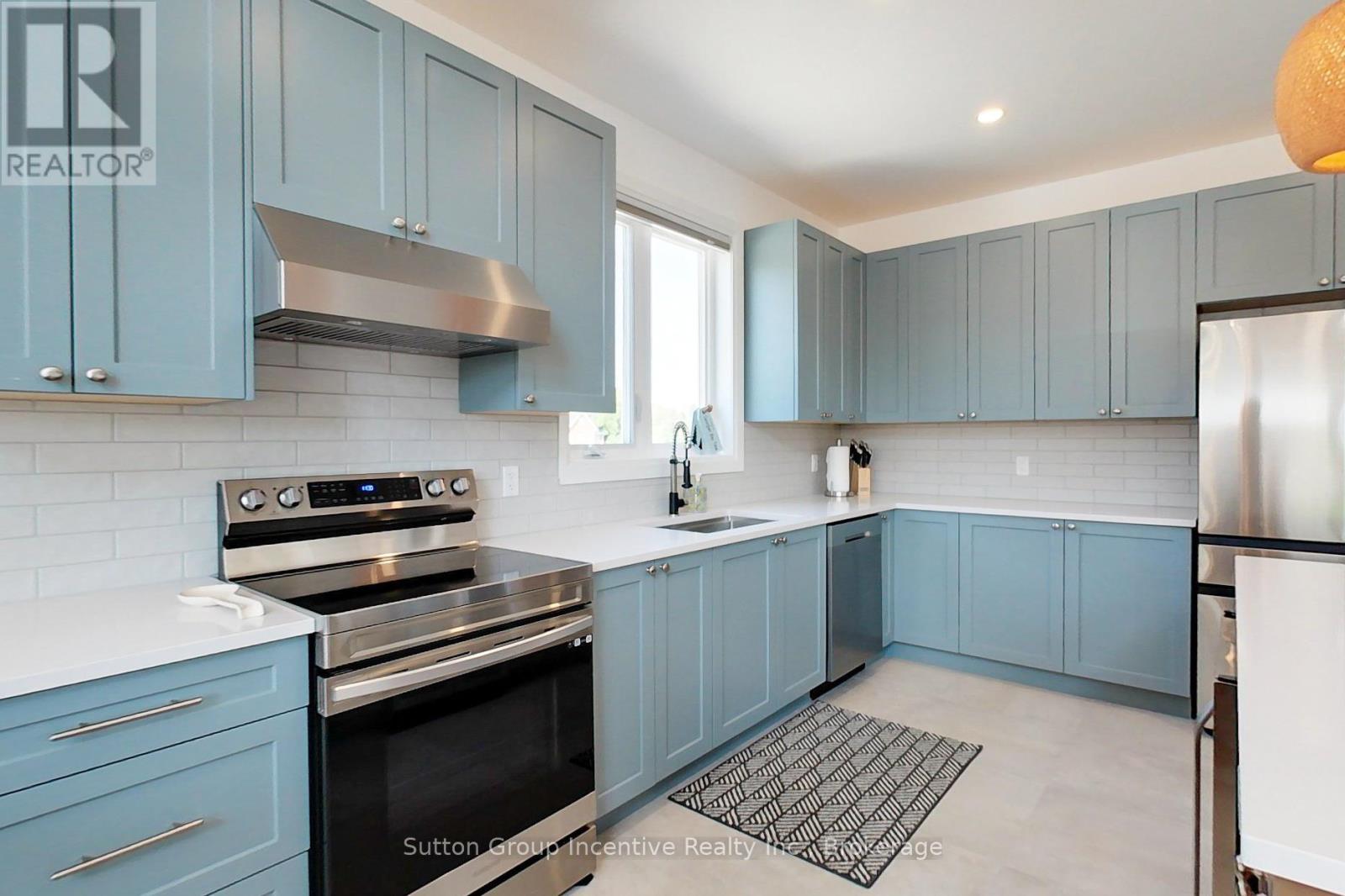 130 Arlberg Crescent, Blue Mountains, Ontario  L9Y 0M1 - Photo 7 - X12181397