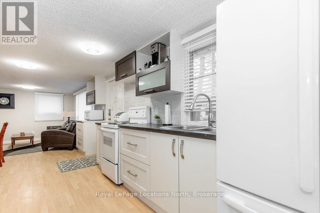 38 Laidlaw Street, Wasaga Beach, Ontario  L9Z 2L2 - Photo 6 - S12183002
