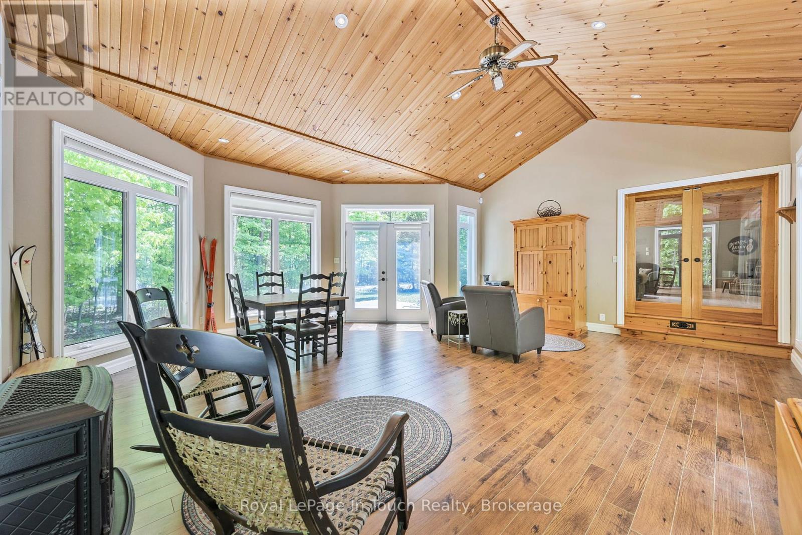 726 Pennorth Drive, Tiny, Ontario  L0L 2J0 - Photo 11 - S12183589
