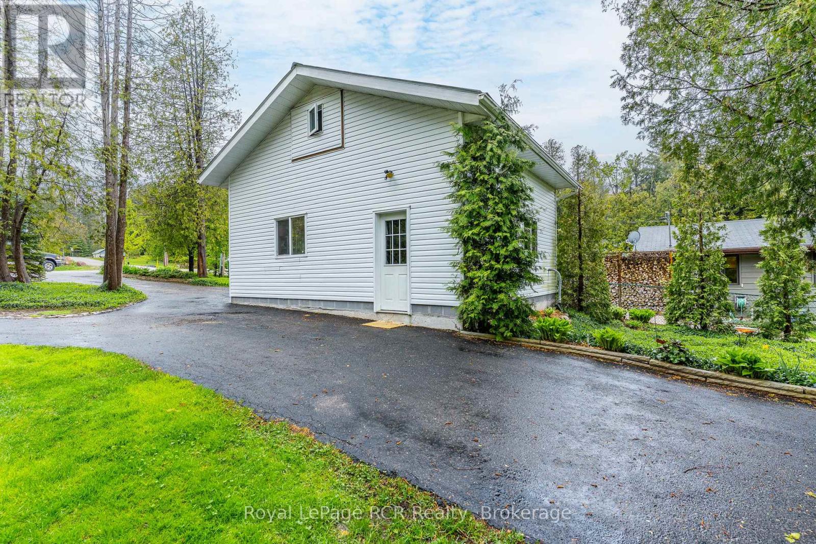 183 Lakeshore Road, Georgian Bluffs, Ontario  N0H 2T0 - Photo 3 - X12184084