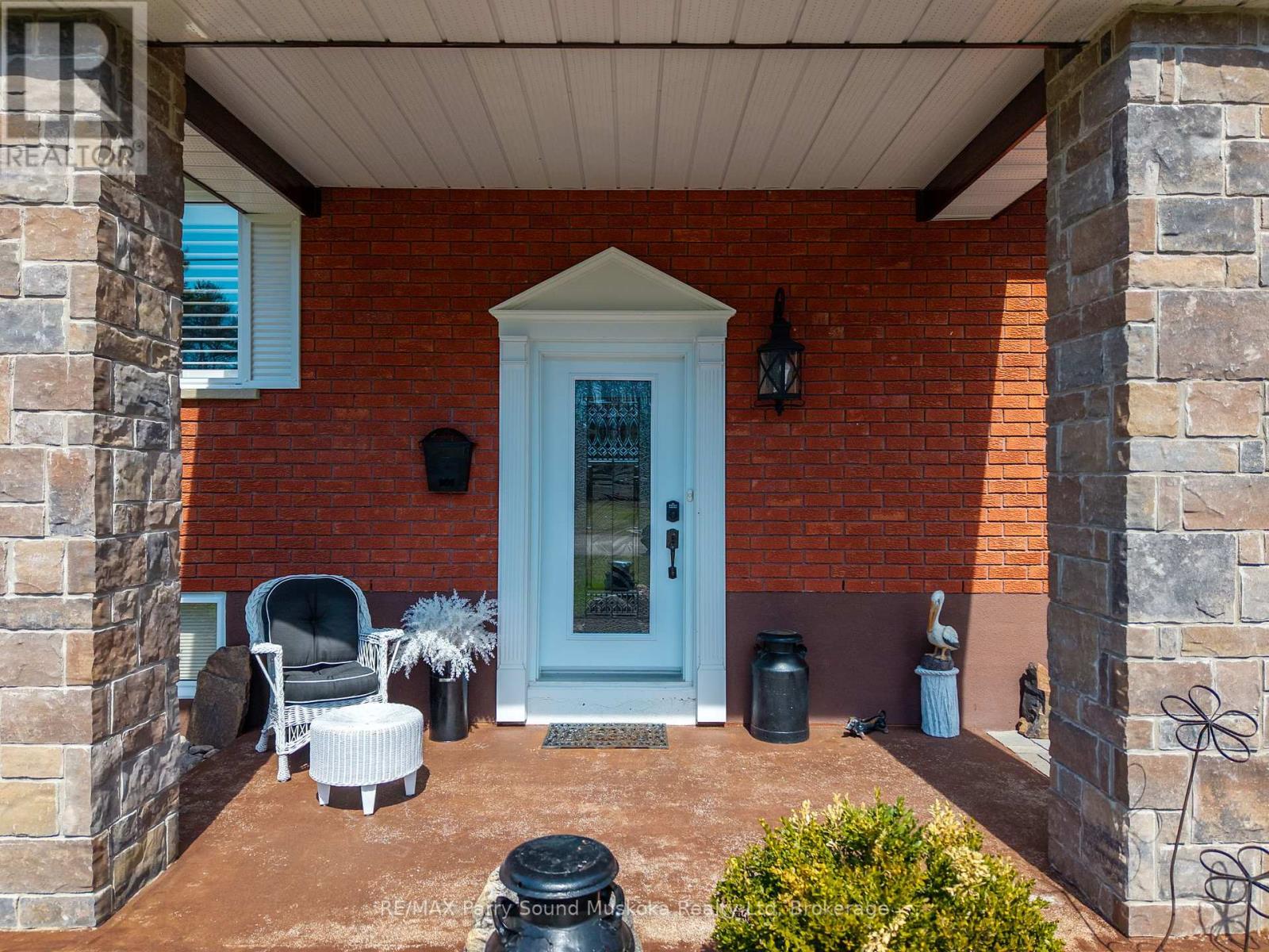 49 Stocco Circle, Tiny, Ontario  L0L 2T0 - Photo 2 - S12184455