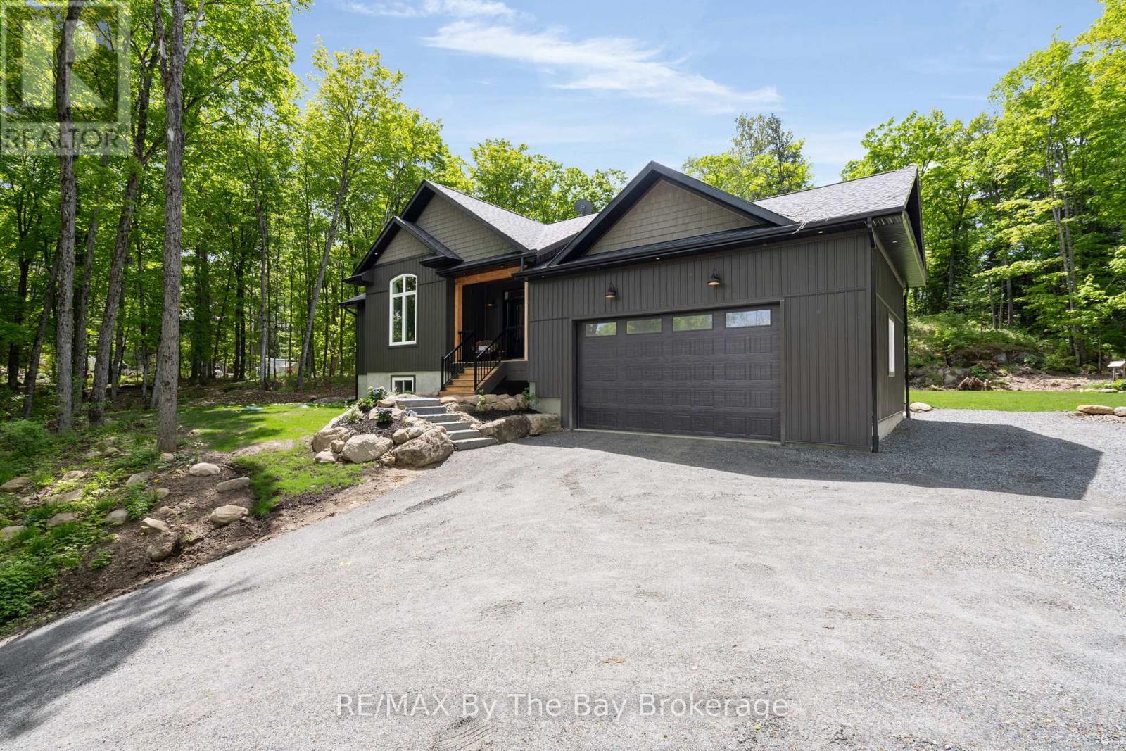 76 Old Aspdin Road, Huntsville, Ontario  P0B 1M0 - Photo 2 - X12185721