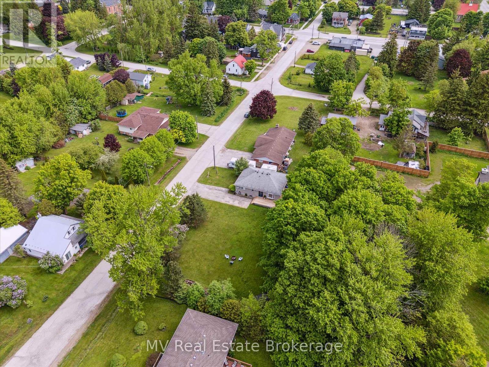 25 Graham Street W, Mapleton, Ontario  N0B 1A0 - Photo 2 - X12185882