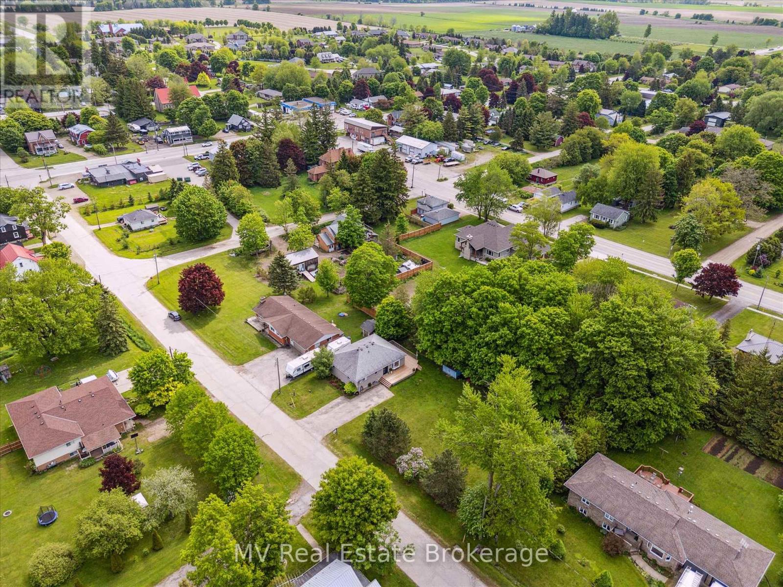 25 Graham Street W, Mapleton, Ontario  N0B 1A0 - Photo 3 - X12185882