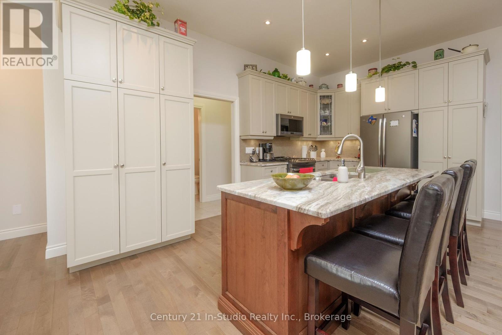 417 Mccullough Crescent, Kincardine, Ontario  N2Z 0A8 - Photo 8 - X12186123