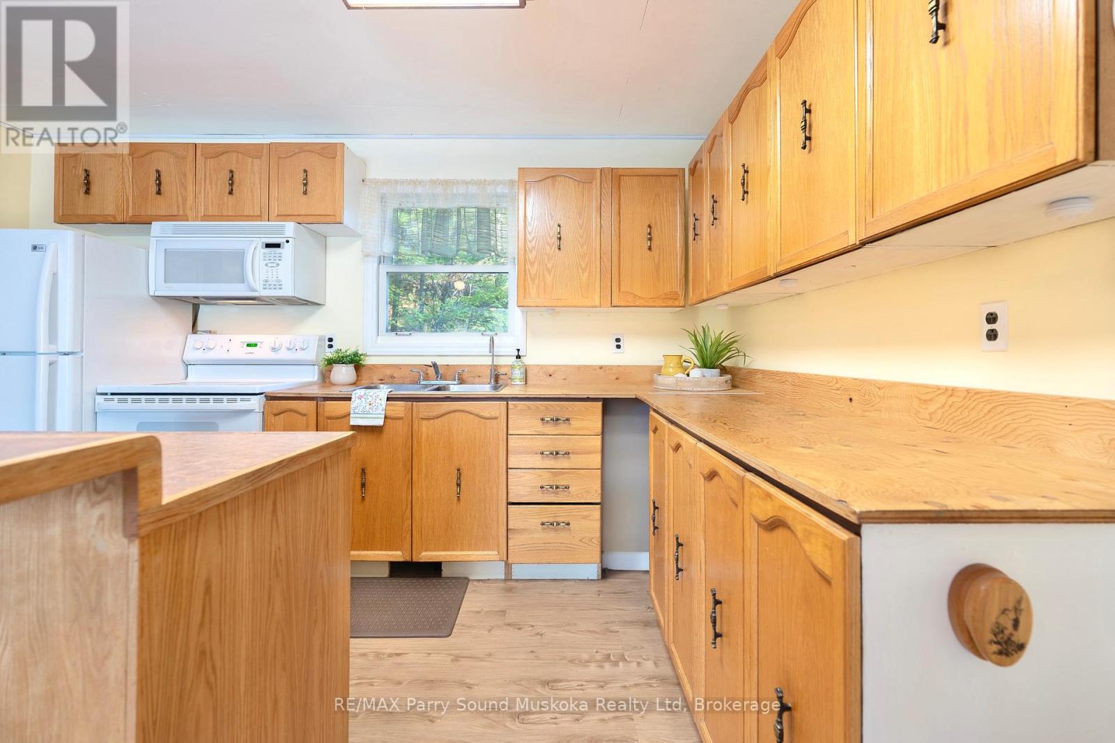 189 Pine Beach Road, French River, Ontario  P0M 2K0 - Photo 14 - X12186345