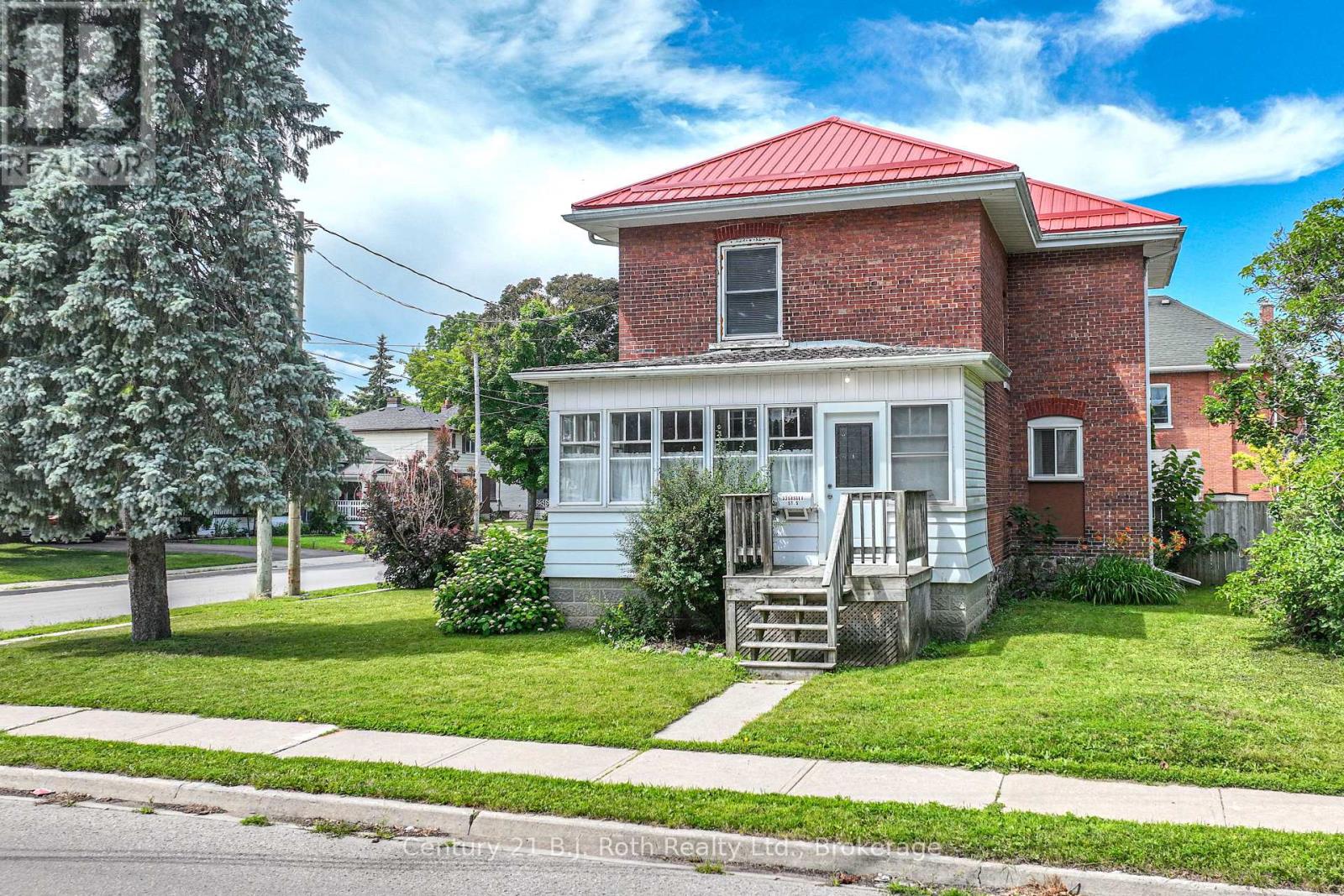 33 Sussex Street S, Kawartha Lakes, Ontario  K9V 3E7 - Photo 2 - X12187694