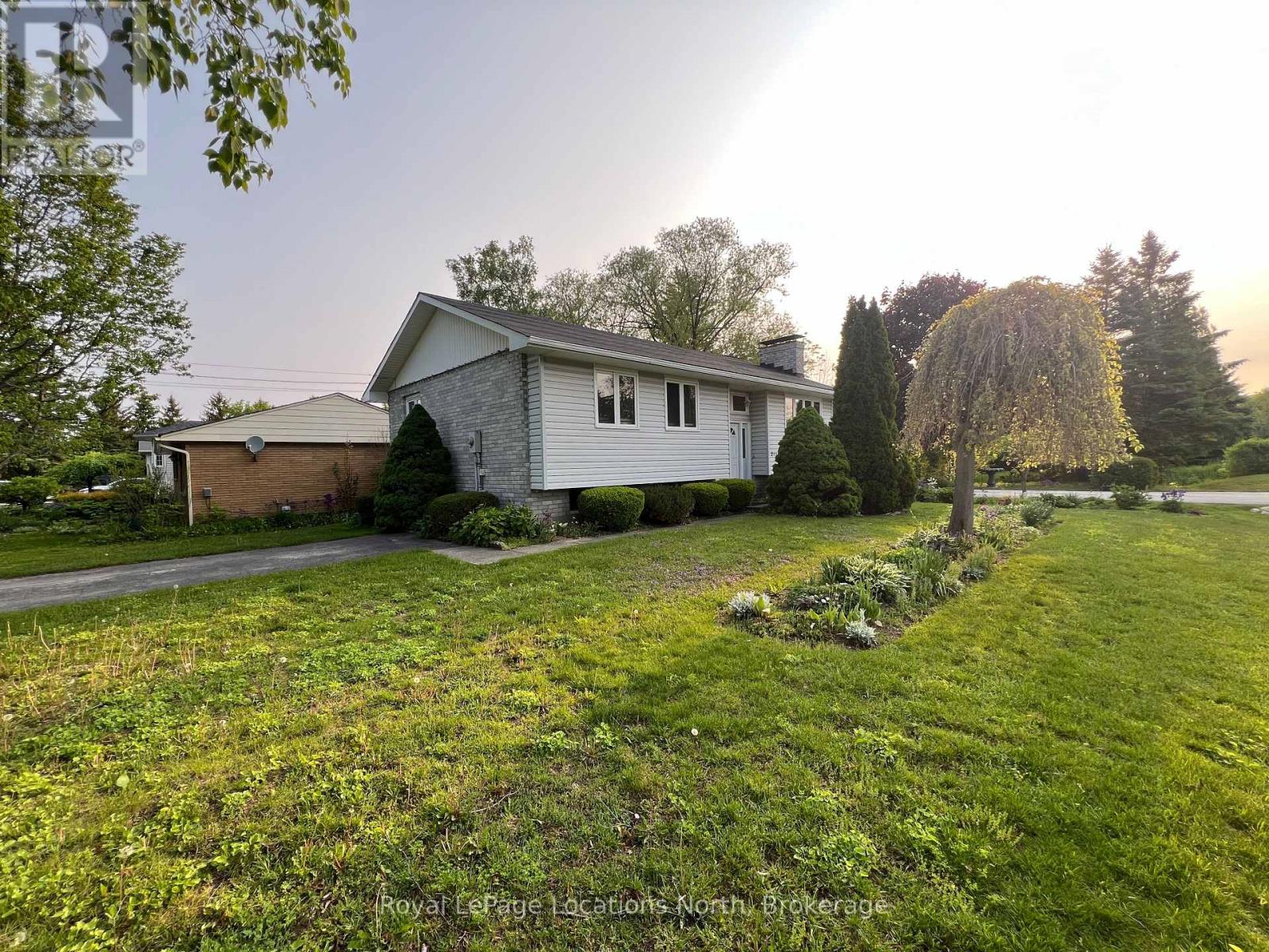 211 Seventh Street, Collingwood, Ontario  L9Y 4R4 - Photo 3 - S12188179