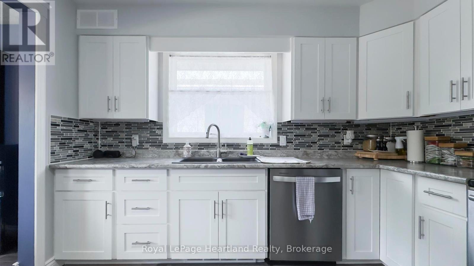 651 Kennard Crescent, Kincardine, Ontario  N2Z 1T5 - Photo 16 - X12188545