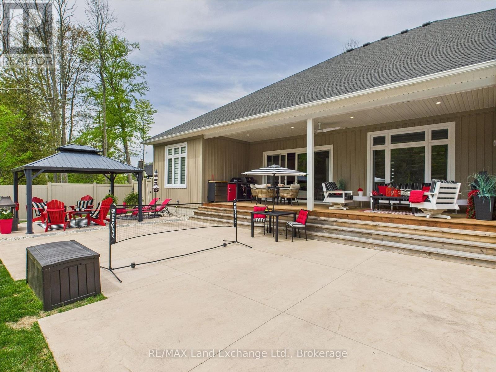 12 Sunset Place, Huron-Kinloss, Ontario  N2Z 0G6 - Photo 41 - X12188584