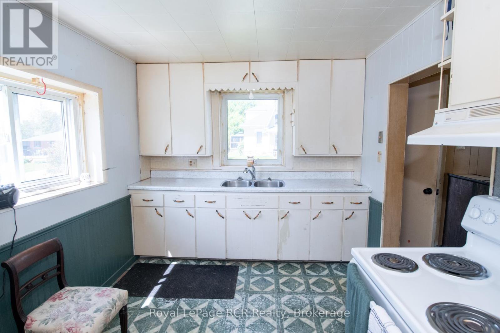 450 James Street W, Wellington North, Ontario  N0G 2L3 - Photo 2 - X12189027