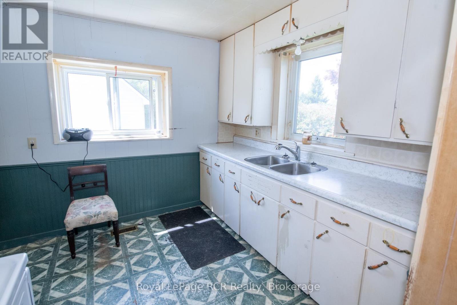 450 James Street W, Wellington North, Ontario  N0G 2L3 - Photo 4 - X12189027