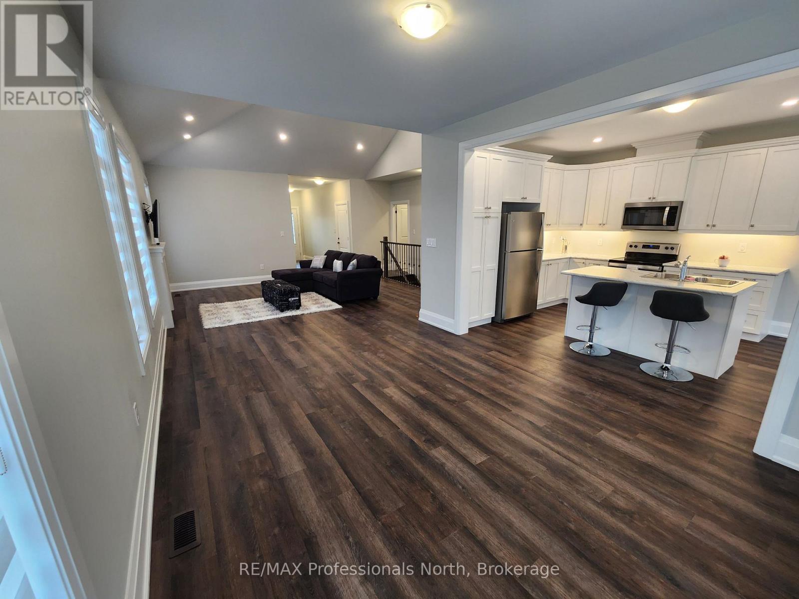 10 Durham Road, Bracebridge, Ontario  P1L 0B7 - Photo 6 - X12189490