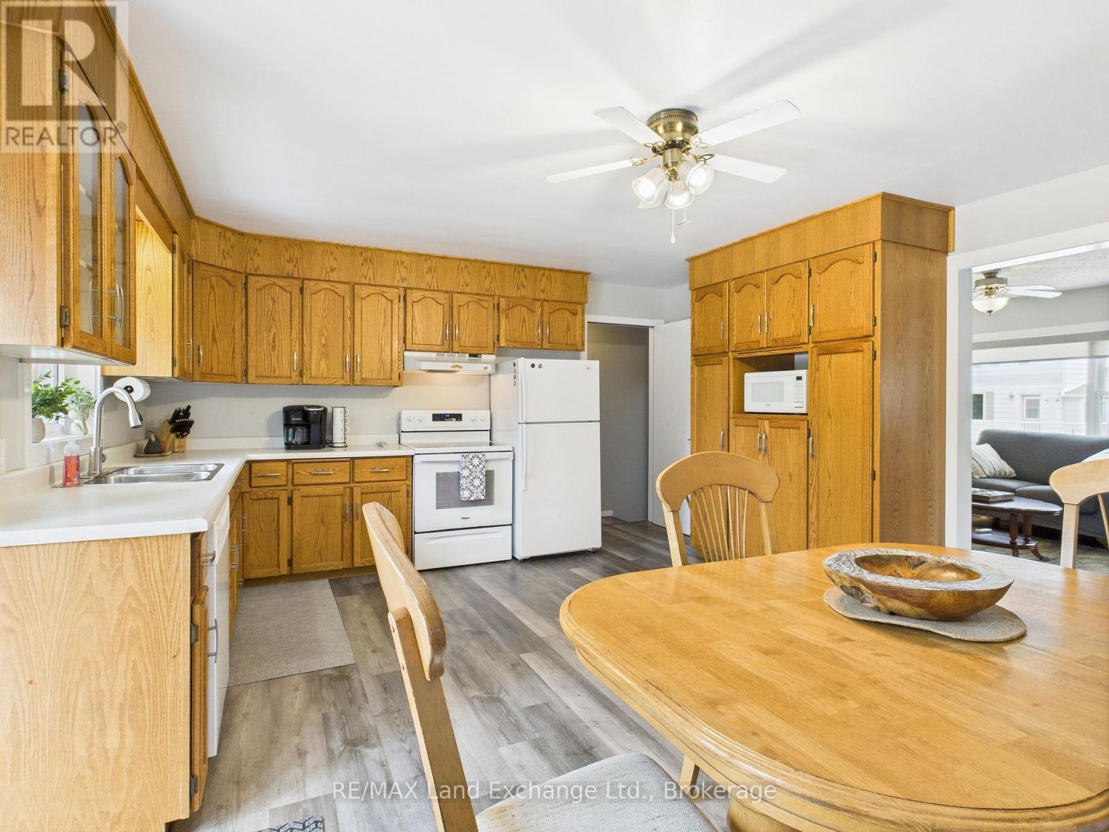 262 Gordon Street, Kincardine, Ontario  N2Z 2H5 - Photo 9 - X12194280