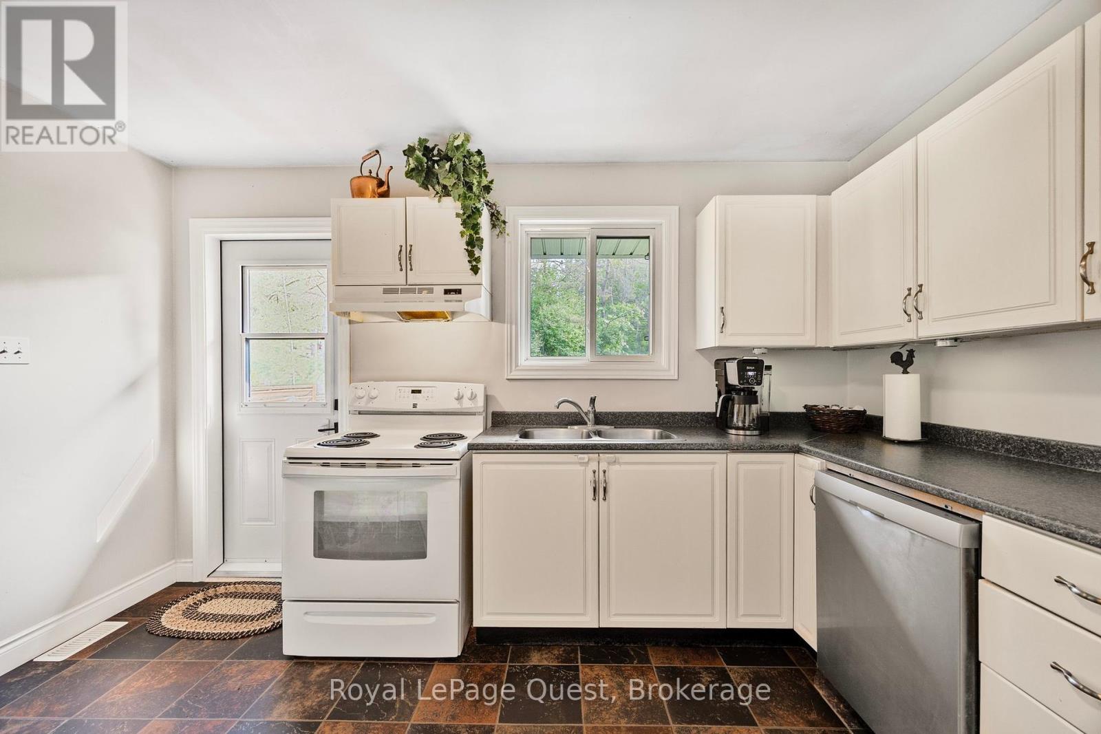 4 Cedarbrook Crescent, Oro-Medonte, Ontario  L0L 1T0 - Photo 16 - S12195256