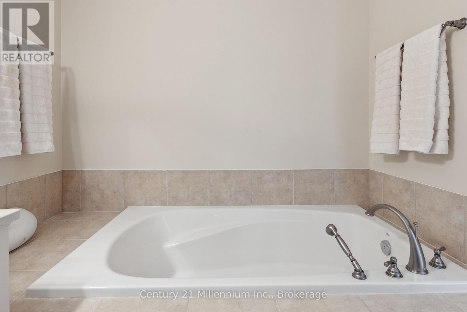 102 Comet Lane, Blue Mountains, Ontario  L9Y 0B8 - Photo 31 - X12196079
