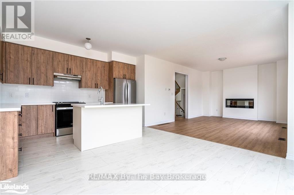 24 Simona Avenue, Wasaga Beach, Ontario  L9Z 0L4 - Photo 3 - S12197247
