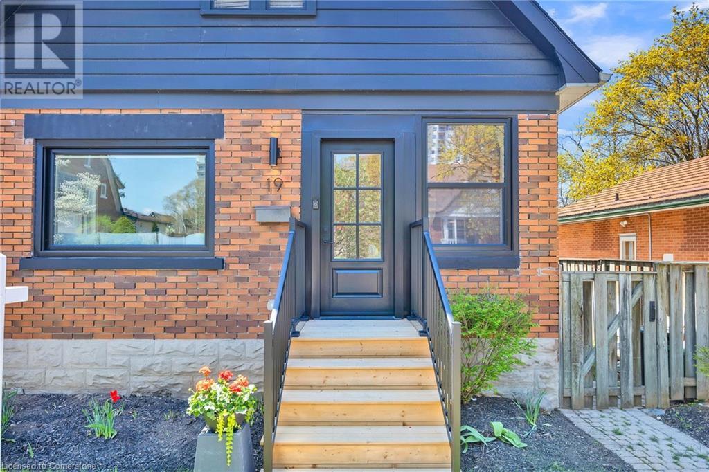 19 Dunbar Road N, Waterloo, Ontario  N2L 2C8 - Photo 2 - 40737461