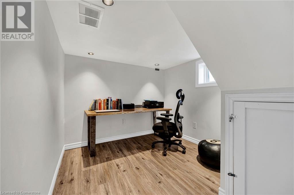 19 Dunbar Road N, Waterloo, Ontario  N2L 2C8 - Photo 23 - 40737461